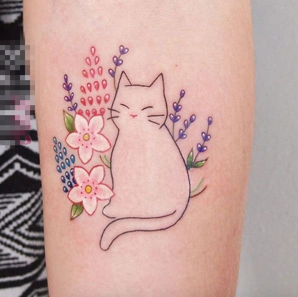 女生手臂上彩绘素描可爱小猫和唯美花朵纹身图片