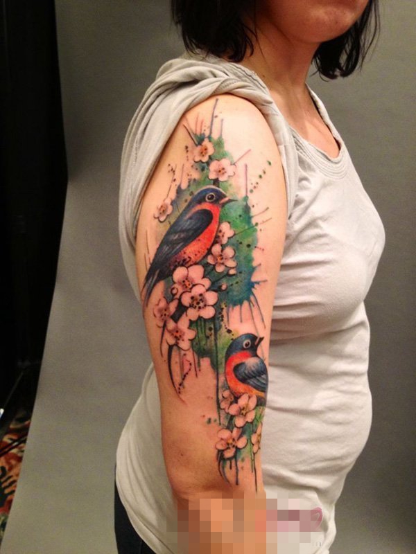 女生手臂上彩绘植物花朵和小鸟纹身图片