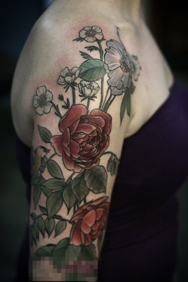 女生手臂上彩绘植物简单线条花朵纹身图片