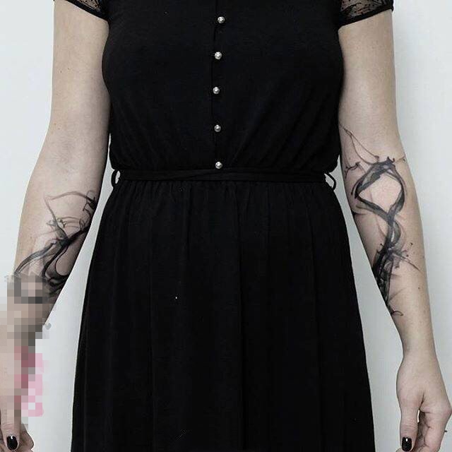 女生手臂上黑色点刺水墨抽象线条纹身图片