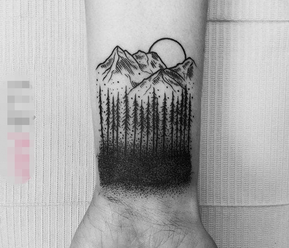 女生手臂上黑色素描创意森林群山纹身图片