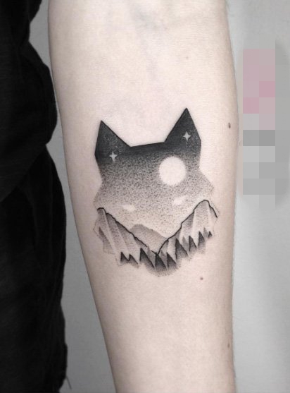 女生手臂上黑色素描点刺技巧创意狐狸头纹身图片