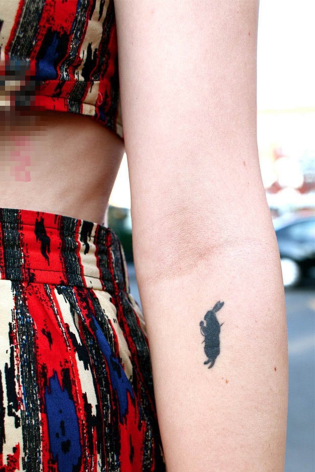 女生手臂上黑色小动物兔子轮廓纹身图片