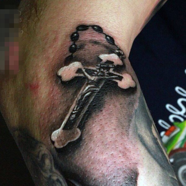 男生手臂上黑灰点刺个性十字架纹身图片