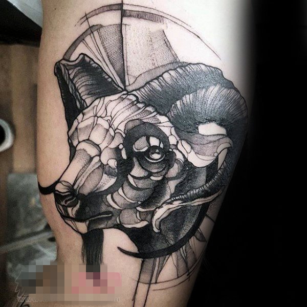 男生手臂上黑色素描创意动物羊头纹身图片