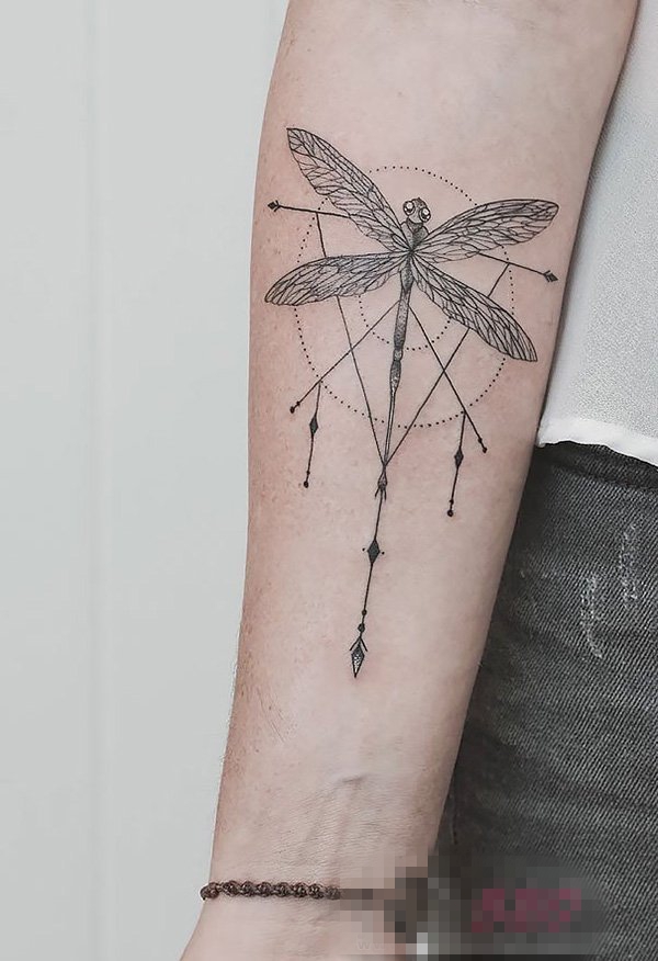 男生手臂上黑色线条几何元素创意蜻蜓纹身图片