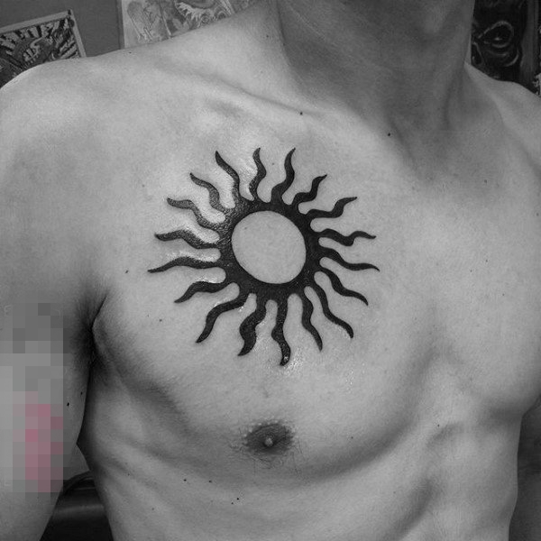 男生胸口上黑色线条创意太阳纹身图片