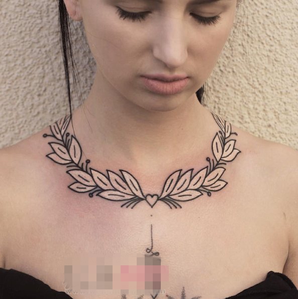 女生肩膀上黑色线条创意3d唯美项链纹身图片
