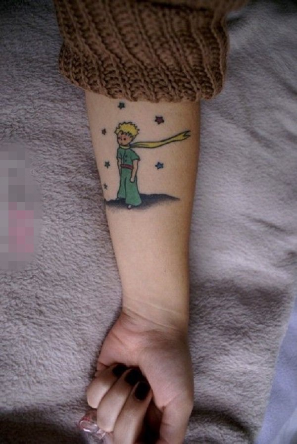 女生手臂上彩绘星星和动漫人物小王子纹身图片