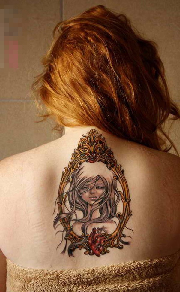 女生后背上彩绘花朵花边人物肖像女生纹身图片
