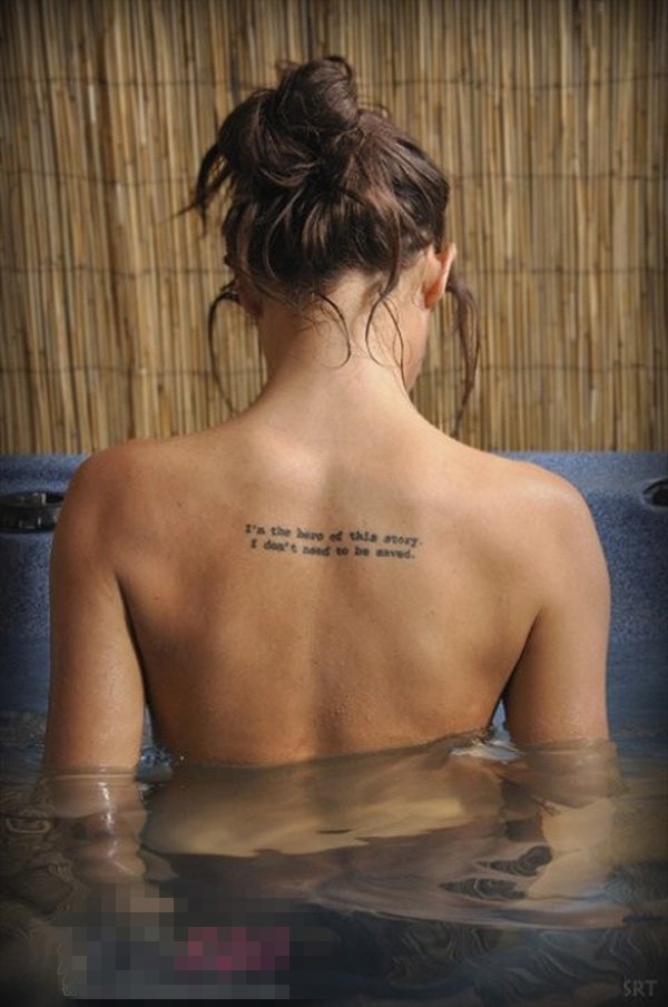 女生后背上黑色简单个性英文短句纹身图片
