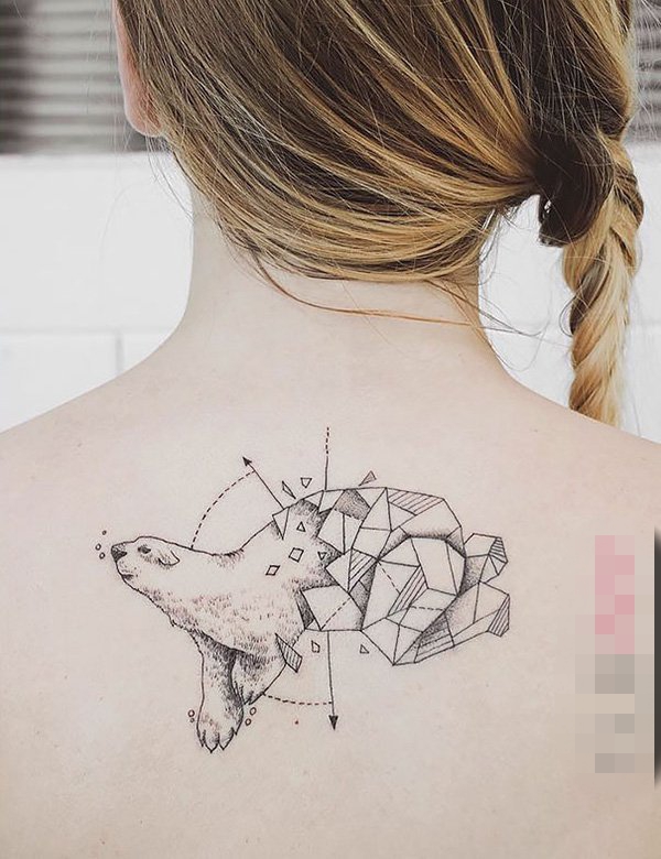 女生颈后黑色线条几何元素创意海豹纹身图片