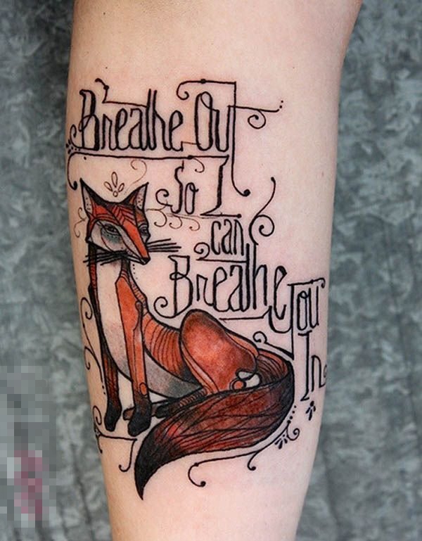 女生手臂上彩绘水彩创意狐狸纹身图片