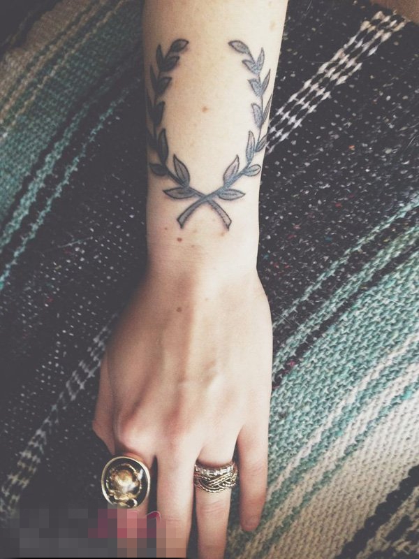 女生手臂上黑色点刺植物素材叶子纹身图片