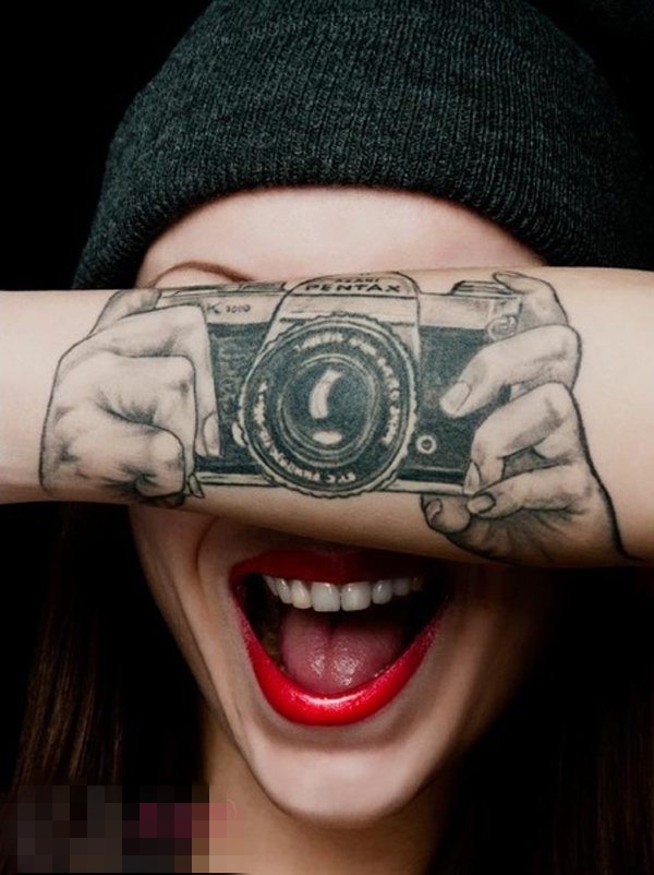女生手臂上黑色素描点刺技巧创意相机纹身图片