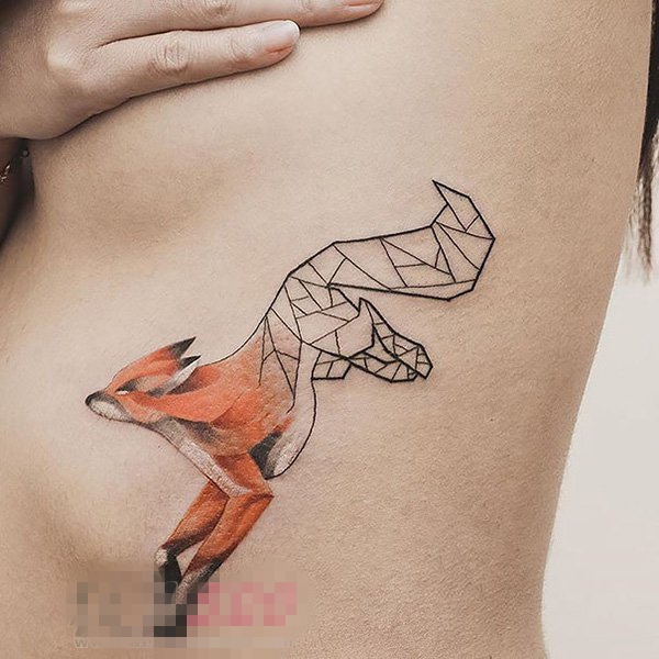 女生胸下彩绘水彩几何元素动物狐狸纹身图片