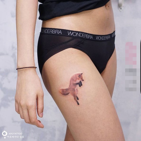 女生大腿上彩绘小动物狐狸纹身图片