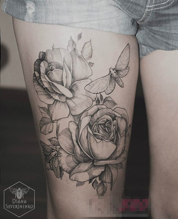 女生大腿上黑灰点刺小动物和花朵纹身图片