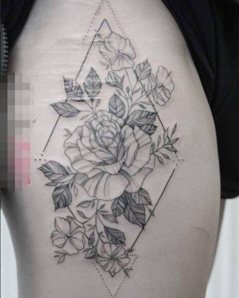 女生大腿上黑色几何线条植物花朵纹身图片