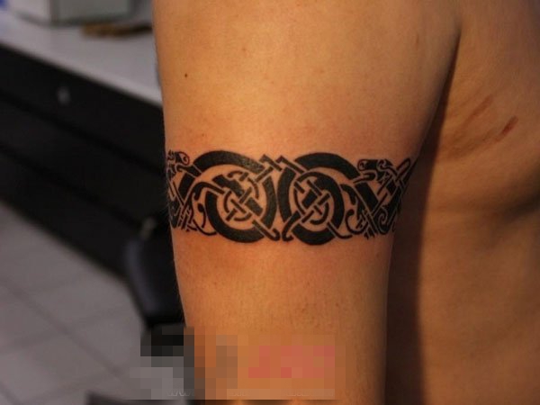 女生大腿上黑色素描创意图腾纹身图片