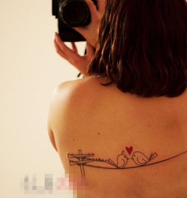 女生后背上黑色几何线条小鸟纹身图片