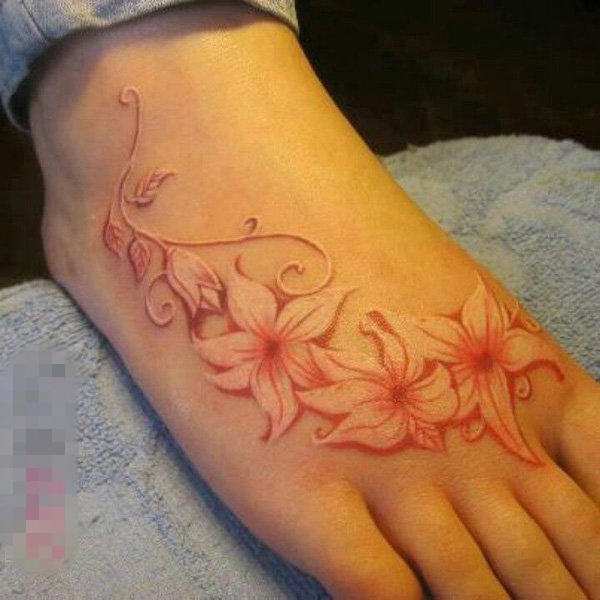 女生脚背上彩绘水彩唯美花朵纹身图片