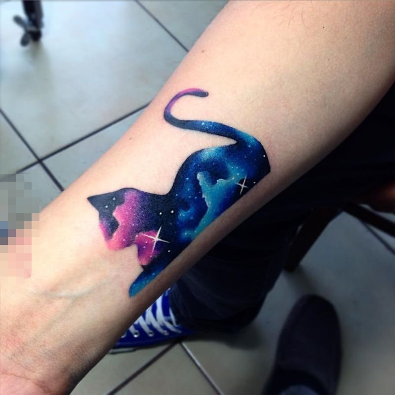 女生手臂上彩绘水彩星空元素小猫轮廓纹身图片