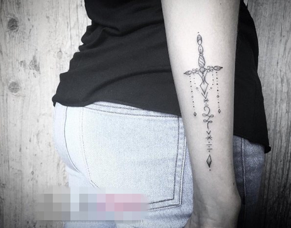 女生手臂上黑灰点刺几何线条符号剑纹身图片