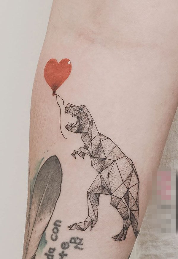 女生手臂上黑色几何线条恐龙和彩绘爱心气球纹身图片