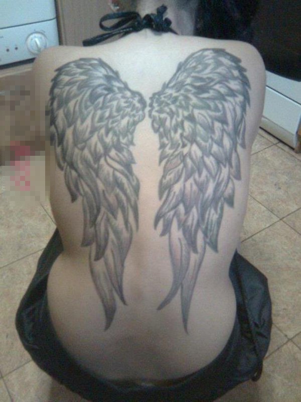 男生后背上黑灰点刺抽象线条羽毛翅膀纹身图片