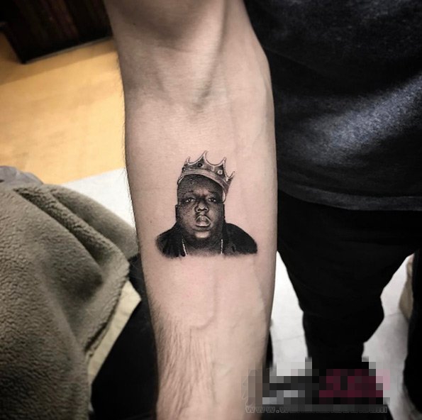 男生手臂上黑色点刺皇冠和人物肖像纹身图片