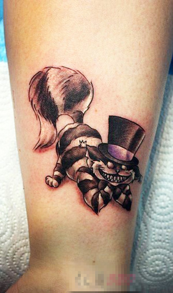 男生小腿上黑灰点刺线条卡通笑面猫纹身图片
