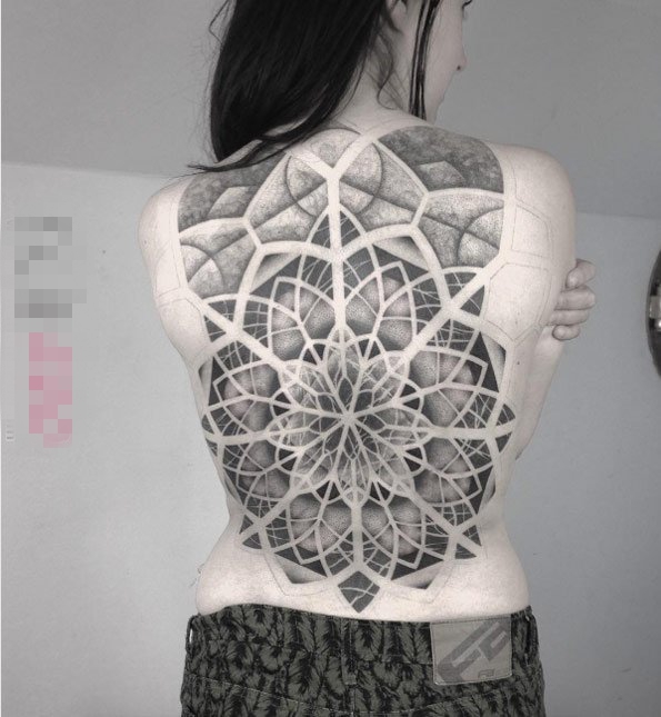 女生背部黑色素描点刺技巧创意梵花花纹满背大面积纹身图片