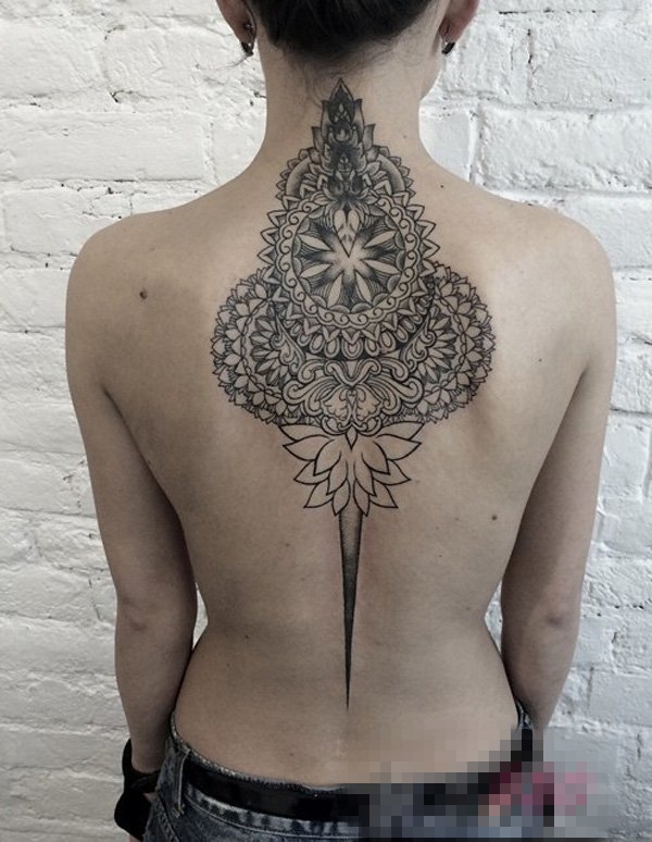 女生背部文艺小清新唯美创意脊椎骨纹身图案