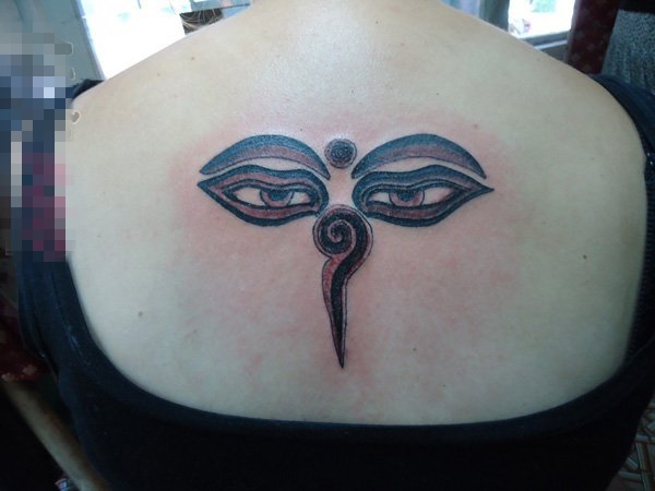 女生后背上黑灰色创意眼睛与符号纹身图片
