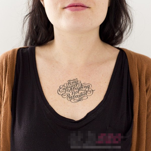 女生颈部黑色抽象线条英文单词纹身图片