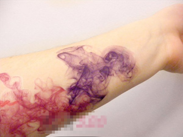 女生手臂上彩绘渐变抽象线条纹身图片