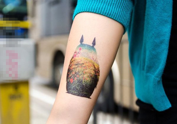 女生手臂上彩绘龙猫轮廓植物素材纹身图片