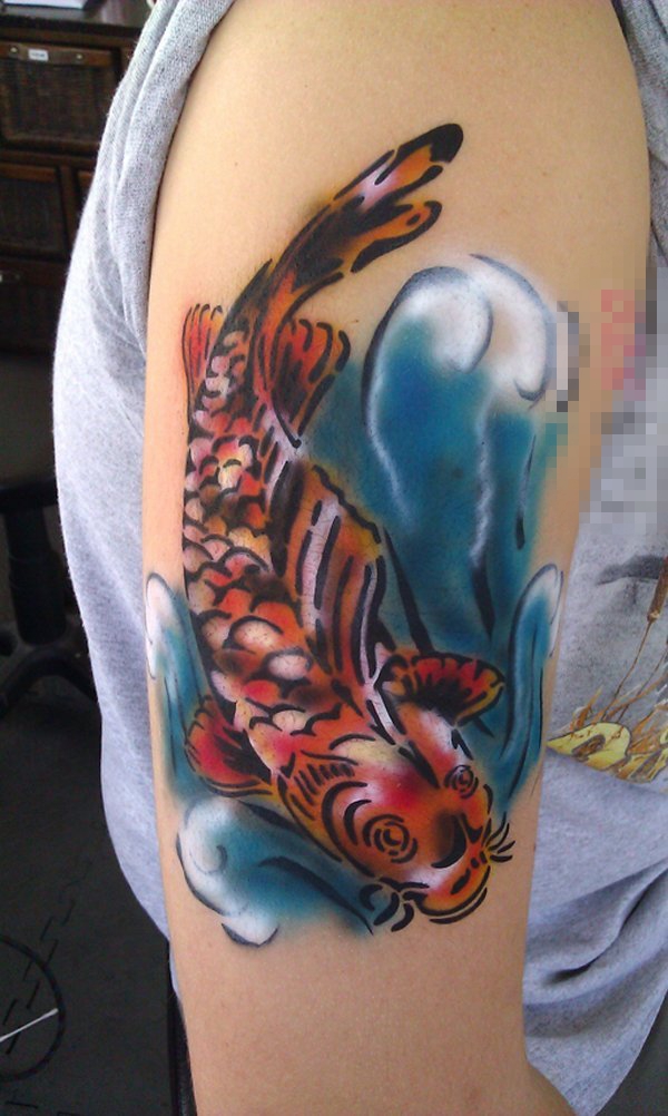 女生手臂上彩绘水彩创意动物鱼纹身图片
