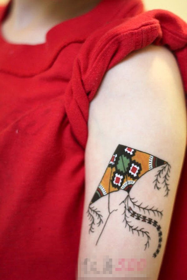 女生手臂上彩绘水彩创意唯美风筝纹身图片