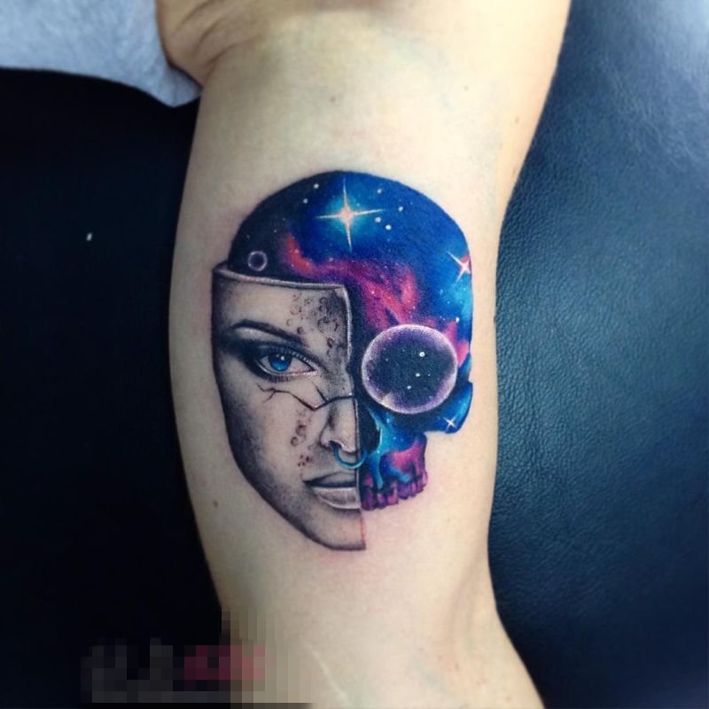 女生手臂上彩绘水彩星空元素创意抽象人像纹身图片