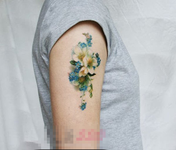 女生手臂上彩绘植物素材花朵纹身图片