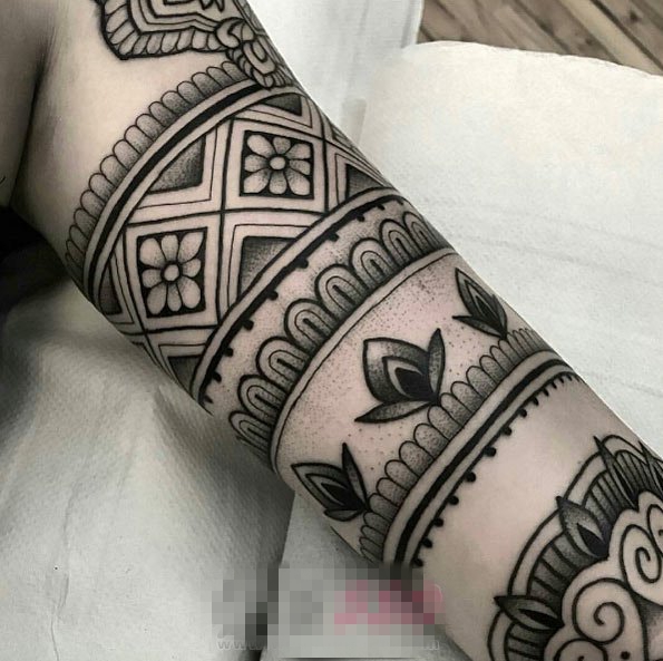 女生手臂上黑灰点刺几何线条半袖纹身图片