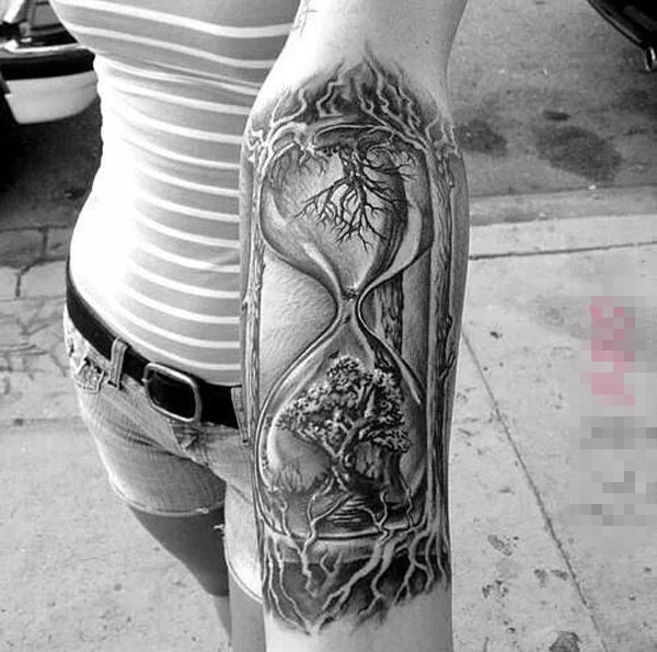 女生手臂上黑色素描创意树枝沙漏纹身图片
