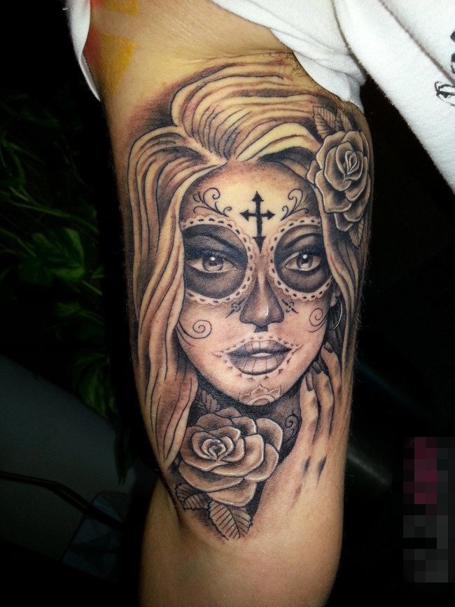 女生手臂上黑色素描点刺技巧创意人像纹身图片