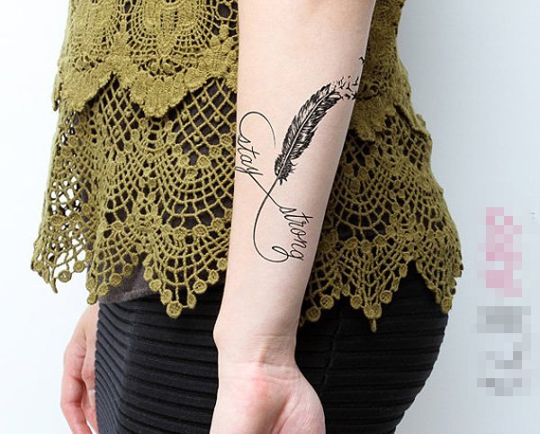 女生手臂上黑色无限大符号英文单词和羽毛纹身图片