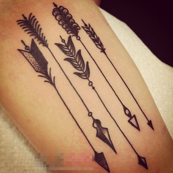 女生手臂上黑色线条素描创意箭纹身图片