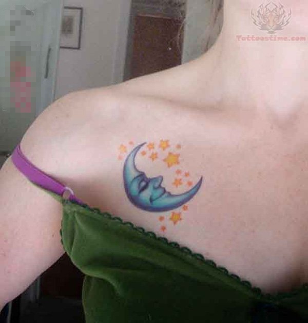 女生锁骨上彩绘月亮与星星清新纹身图片