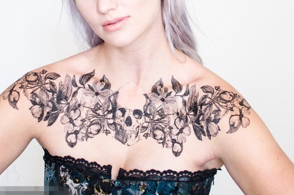 女生锁骨下黑色素描创意唯美花朵骷髅纹身图片