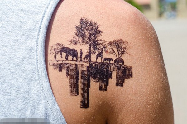 男生肩部黑色点刺建筑和动物植物纹身图片
